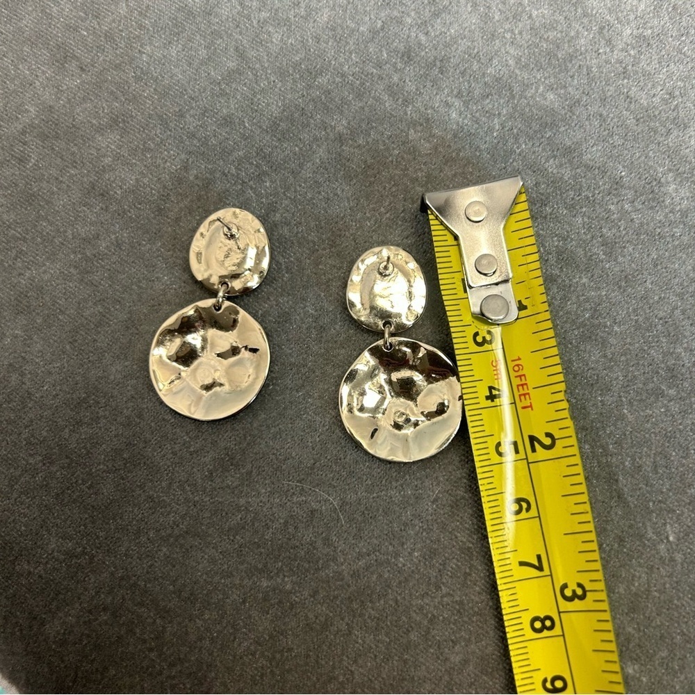 Hammered gold tone round circular dangling Gray mauve earrings - Picture 3 of 4
